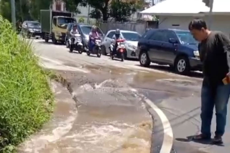 Perumdam Tirta Anom Perbaiki Delapan Titik Kebocoran Saat Uji Alir Air Bersih ke Desa Binangun