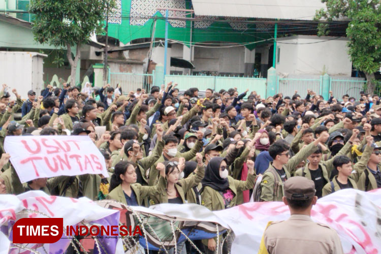 Ribuan Mahasiswa Kritik Kebijakan 100 Hari Kerja Presiden Prabowo di Depan Gedung DPRD Jatim