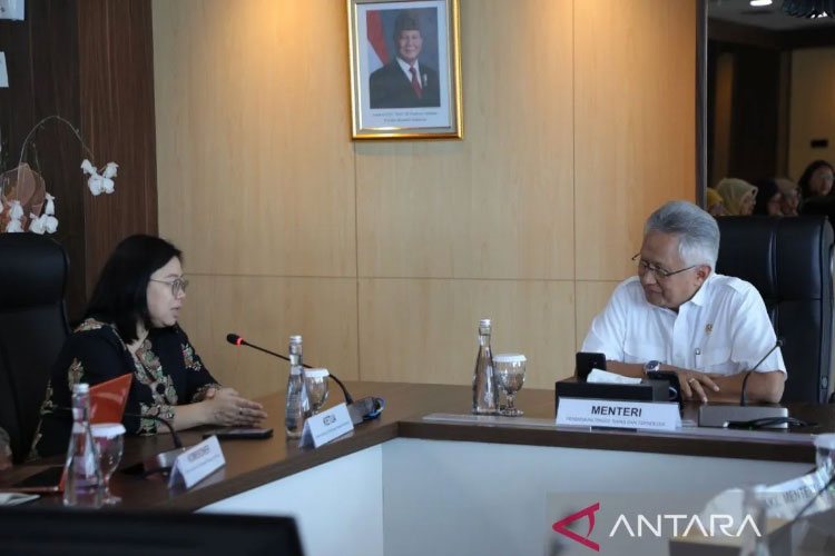 Mendiktisaintek Satryo Soemantri Brodjonegoro (kanan) dan Ketua Komnas Perempuan Andy Yentriyani (kiri) dalam pertemuan di Kantor Kemdiktisaintek, Jakarta, Senin (17/2/2025). (FOTO: ANTARA/HO-Kemdiktisaintek RI)