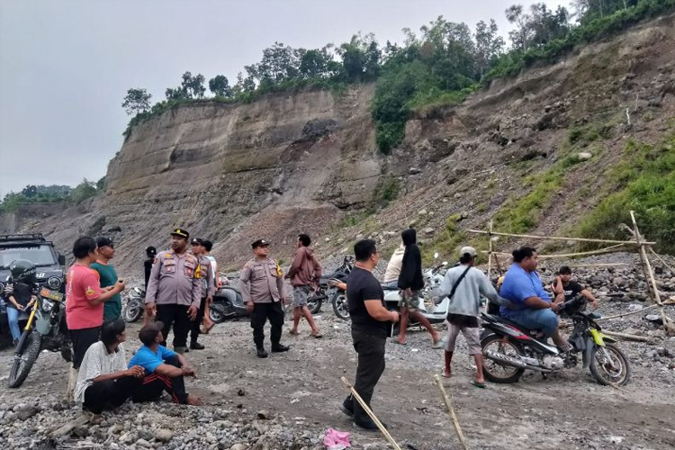 Petugas mencari dua korban penambang pasir yang diduga tertimbun longsor di kawasan Sungai Putih, Desa Karangrejo, Kecamatan Garum, Kabupaten Blitar, Jawa Timur, Senin (17/2/2025). (FOTO: ANTARA/HO-Polres Blitar)