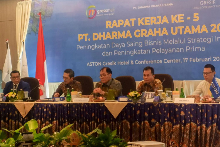 Jajaran Komisaris dan Direksi PT Dharma Graha Utama saat acara rapat kerja di Aston Hotel Gresik, Senin (17/2/2025). (Foto: Dok. DGU)