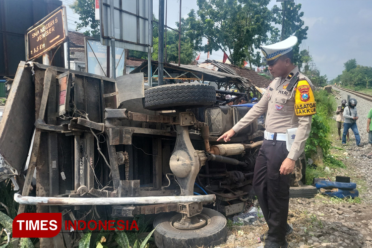 Truk di Jember Dihantam KA Logawa, Sopir Tewas