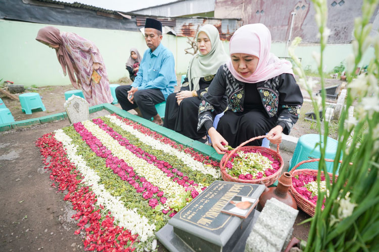 Jelang pelantikan, Khofifah Indar Parawansa ziarah ke makam suami dan orang tua di makam umum kawasan Wonocolo. (Foto: Dok. KIP)
