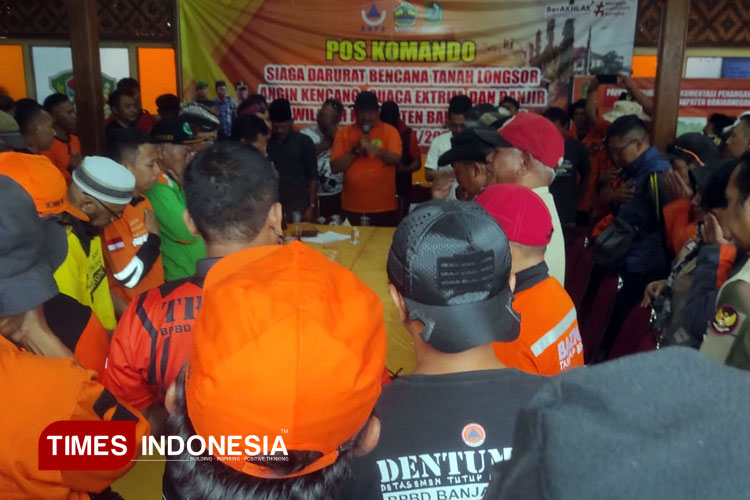 Relawan saat melakukan rapat terbuka di Posko BPBD Banjarnegara. (FOTO: Muchlas Hamidi/TIMES Indonesia)
