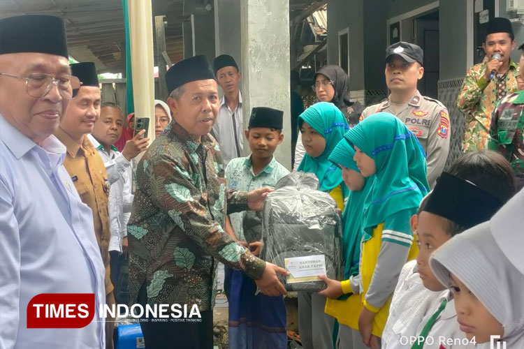 Baznas Kabupaten Probolinggo bagikan paket sembako. (FOTO: Abdul Jalil/TIMES Indonesia)