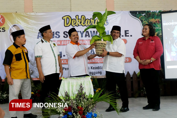 Bupati Temanggung, Agus Setyawan lebih memilih tanaman daripada karangan bunga. (Foto: Hermanto / TIMES Indonesia)