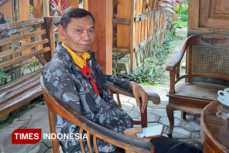 Kepala Desa Sitirejo Wagir Kabupaten Malang, yang membuat lagu 'Bupati Kami', Buwang Suharja, saat santai di kediamannya. (Foto: Amin/TIMES Indonesia)