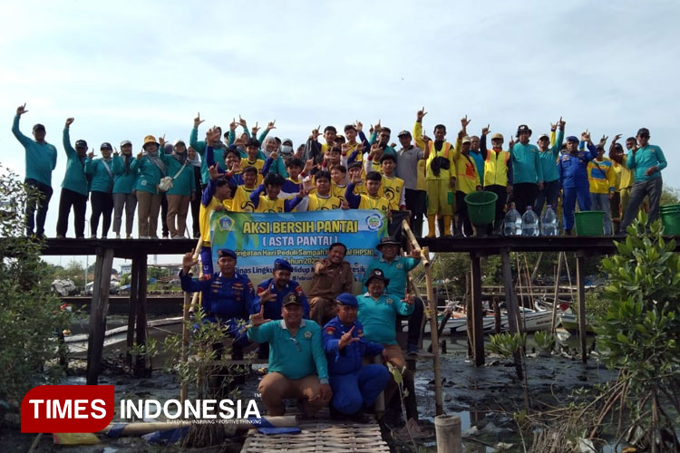 Hari Peduli Sampah Nasional, DLH Gresik Bersihkan Pantai Bersama Pelajar