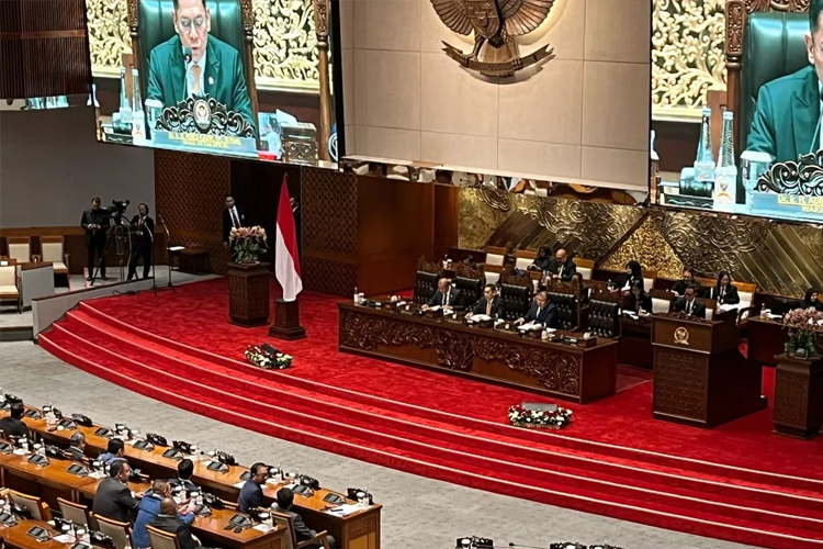 Rapat Paripurna DPR RI Ke-13 Masa Persidangan II Tahun Sidang 2024-2025 di Kompleks Parlemen, Senayan, Jakarta, Selasa (18/2/2025). (Foto: Antara)