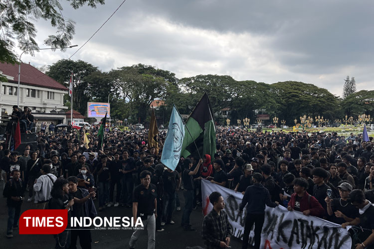 Ribuan massa aksi demo saat menduduki dan datang di depan Gedung DPRD Kota Malang. (Foto: Rizky Kurniawan Pratama/TIMES Indonesia)