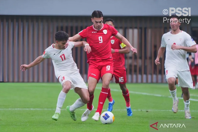 Pemain timnas U-20 Indonesia Jens Raven beraksi pada pertandingan pertama Piala Asia U-20 2025 melawan Iran di Stadion Pusat Pelatihan Sepak Bola Pemuda, Shenzhen, China, Kamis (13/2/2025). Laga ini dimenangkan oleh Iran dengan skor 3-0. (PSSI)