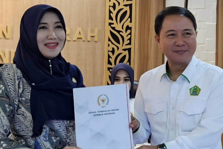 Dr. Lia Istifhama M.E.I saat menyerahkan dokumen rapat kerja kepada Direktur Jenderal Penyelenggaraan Haji dan Umrah Kemenag, Prof. Hilman Latief (dok Sahabat Ning Lia)