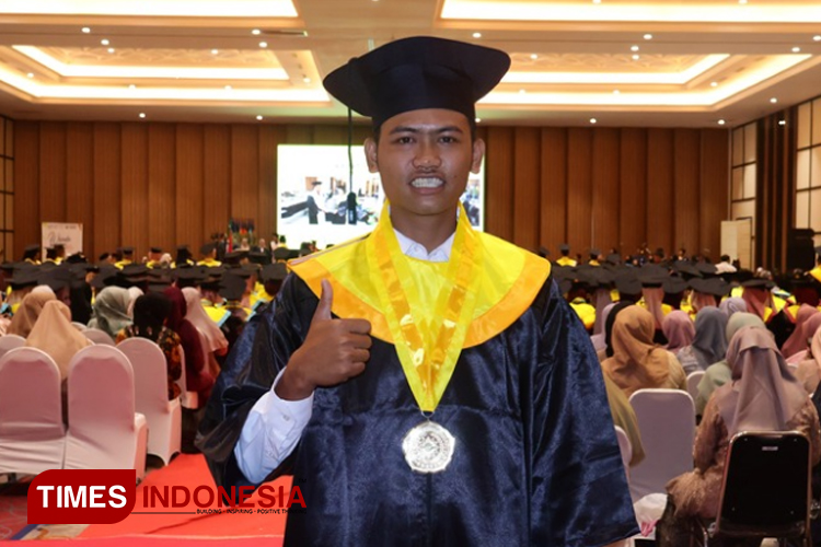 Nurhul Huda saat memberikan keterangan pers kepada media usai gelaran wisuda. (Foto: Akmal/TIMES Indonesia).