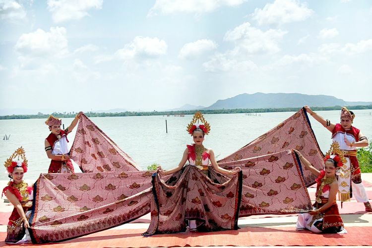 Penari asal Kediri saat tampil di Thailand ( foto : dok sanggar Flying Star Dance)