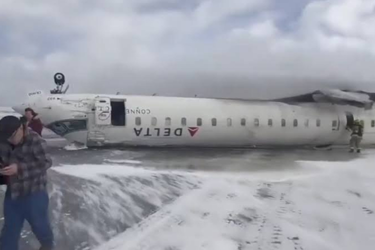 Pesawat Delta Air Lines yang terbalik usai gagal mendarat di Bandara,Toronto Pearson, Kanada, pada Senin (19/2/2025) waktu setempat.