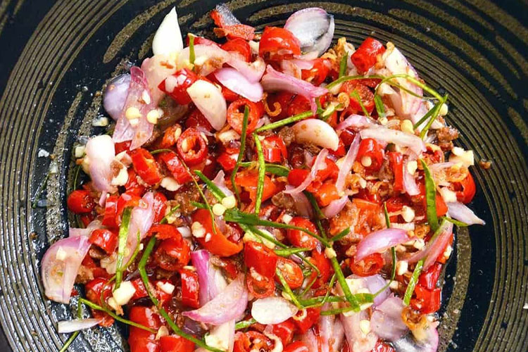 Fresh Sambal Matah with a colorful combination of ingredients such as shallots, chilies, and lemongrass. (Photo: Jaja Bakes)