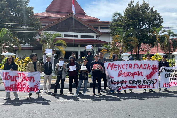 Gelar Aksi di Gedung DPRD, Aliansi Mahasiswa Bantul Suarakan Lima Tuntutan