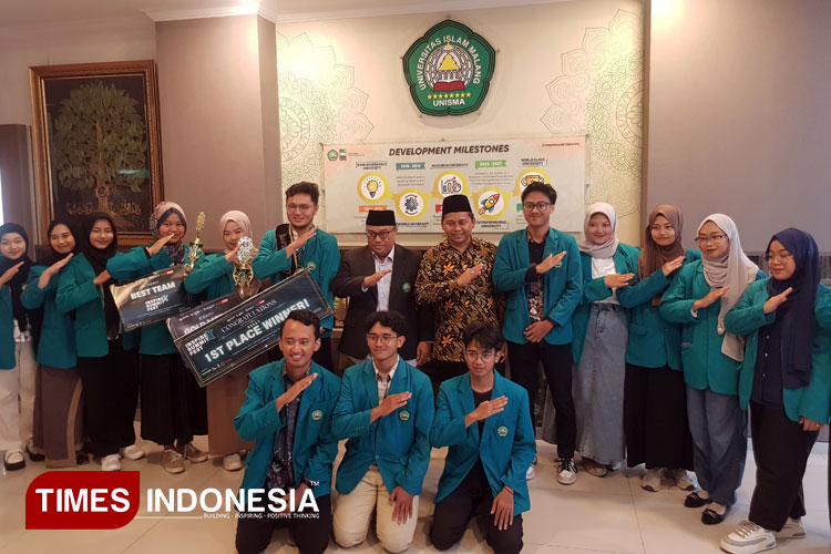 Tim mahasiswa Unisma yang berhasil meraih prestasi dalam YISF 2025 bersama dengan Rektor dan Wakil Rektor. (Foto: Achmad Fikyansyah/TIMES Indonesia)