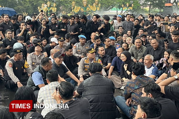 Ketua DPRD Kota Malang dan Kapolresta Temui Massa Aksi di Bawah Guyuran Hujan