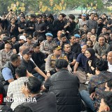 Ketua DPRD Kota Malang dan Kapolresta Temui Massa Aksi di Bawah Guyuran Hujan