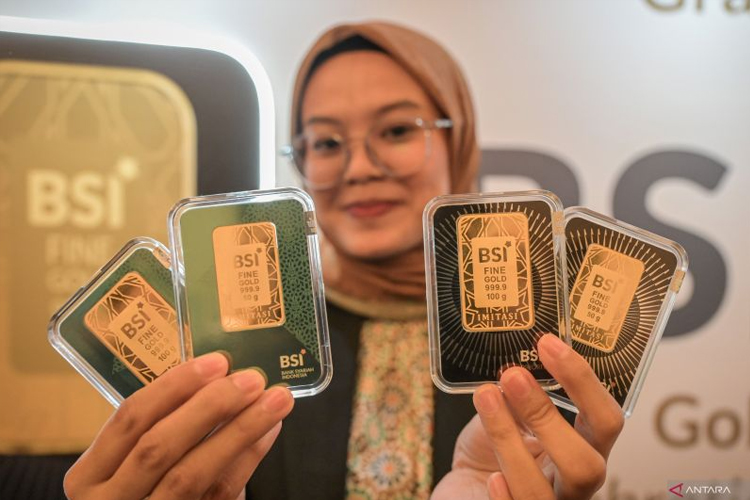 Seorang model menunjukkan replika emas batangan BSI saat peluncuran BSI Gold di Jakarta, Kamis (28/11/2024). (Foto: Antara/Fauzan)