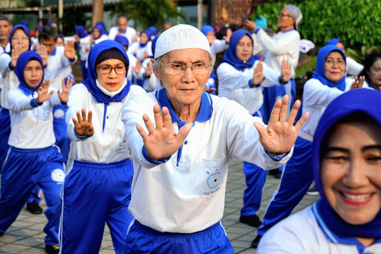 Lansia yang tergabung dalam komunitas Ling Tien Kung mengikuti senam bersama di Jumat Krida Kemenpora (FOTO: Kemenpora RI)