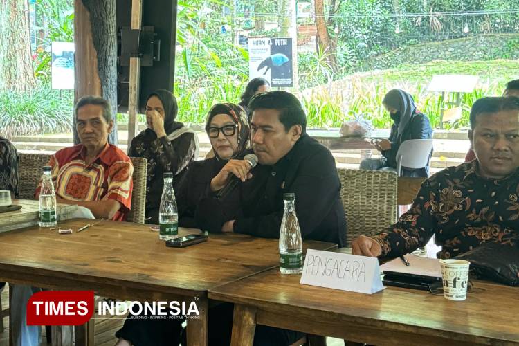 Idrus Mony, S.H. duduk bersebelahan dengan Budhi Agung S., S.H. memberikan penjelasan posisi hukum perihal Bandung Zoo kepada jajaran Majelis Masyarakat Sunda di Simba Cafe Bandung Zoo (Dok.Foto/Djarot TIMES Indonesia)