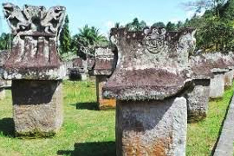 Batu Megalitik Sumba dan penarikan batu untuk pemakaman bangsawan Sumba. (FOTO: Budaya Sumba)