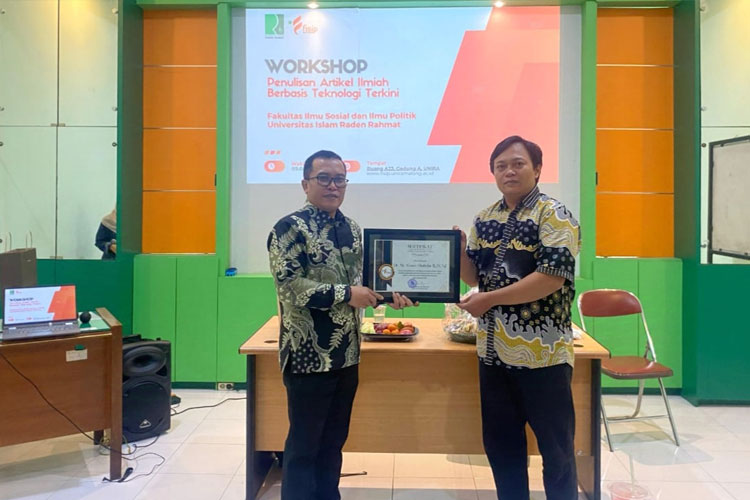 Workshop Penulisan Ilmiah Berbasis AI bagi Dosen FISIP Unira Malang, Jaga Etika Ilmiah