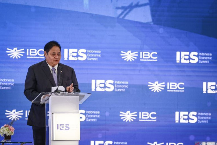 Menteri Koordinator Bidang Perekonomian Airlangga Hartarto menyampaikan pidato pembukaan pada Indonesia Economic Summit (IES) 2025 di Jakarta, Selasa (18/2/2025). (Foto: ANTARA FOTO/Dhemas Reviyanto/nz)