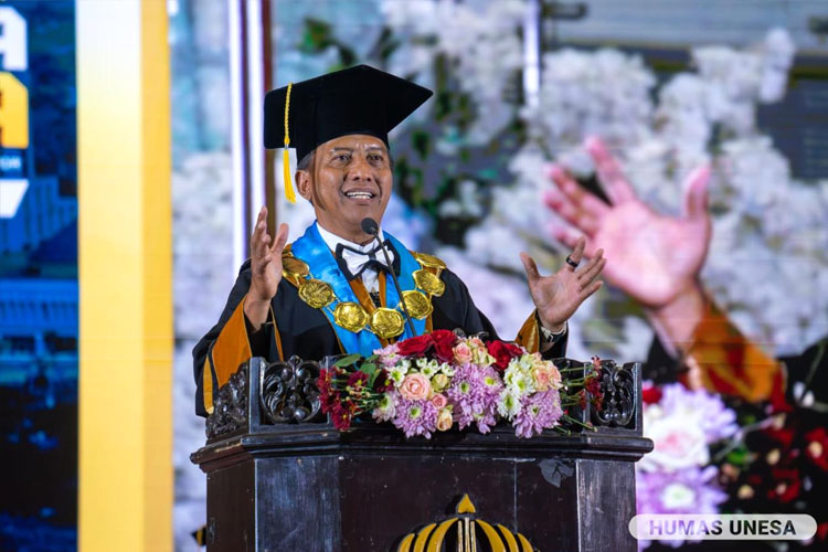 Wisuda Unesa, Rektor Pastikan Lulusannya Siap Berkarier di Dunia Usaha dan Industri