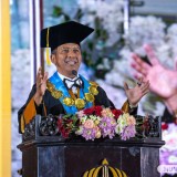 Wisuda Unesa, Rektor Pastikan Lulusannya Siap Berkarier di Dunia Usaha dan Industri