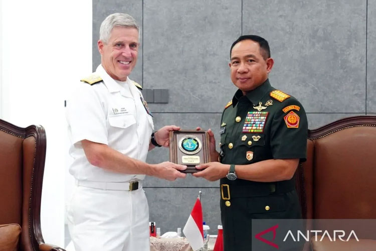 Panglima TNI Jenderal TNI Agus Subiyanto temui Panglima Armada Pasifik Amerika Serikat Laksamana Stephen T. Koehler di kantor Subden Merdeka Barat, Jakarta Pusat, Rabu (19/2/2025). (FOTO: ANTARA/HO-Humas TNI AD)