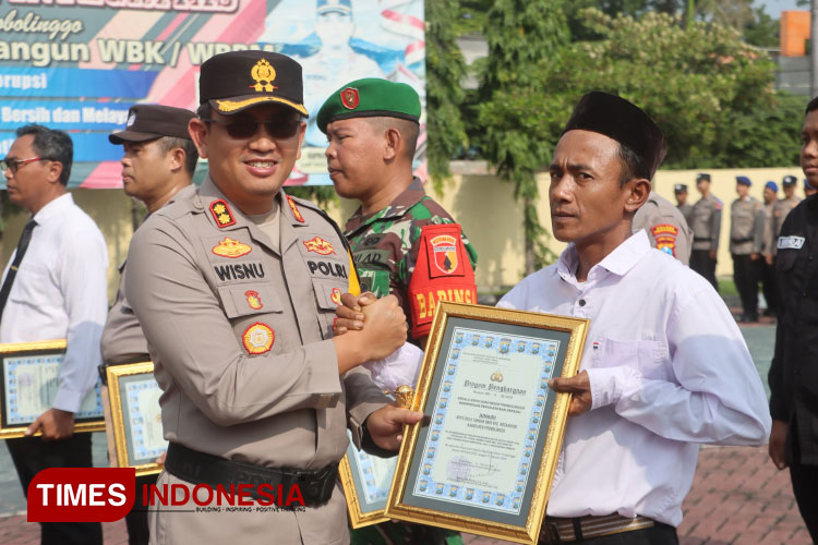 Kapolres Probolinggo memberikan penghargaan kepada sejumlah personel. (Foto: Abdul Jalil/TIMES Indonesia)