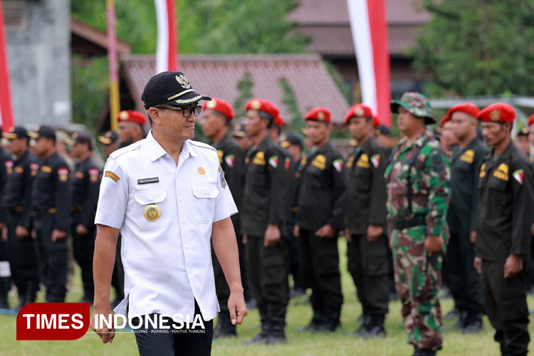 Pj Bupati Karanganyar Timotius Suryadi saat menghadiri pembukaan kegiatan Tentara Manunggal Membangun Desa (TMMD) Sengkuyung di Kecamatan Karangpandan.(FOTO: Dinas Kominfo Karanganyar for TIMES Indonesia)