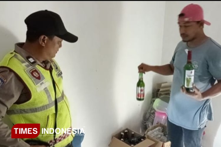 Gelar Razia Jelang Ramadan, Polsek Ujungpangkah Gresik Amankan Minuman Keras