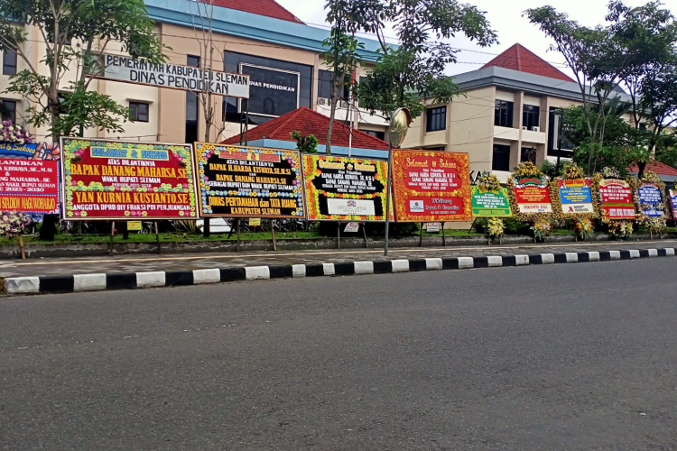 Jelang Pelantikan, Karangan Bunga Hiasi Komplek Kantor Bupati Sleman