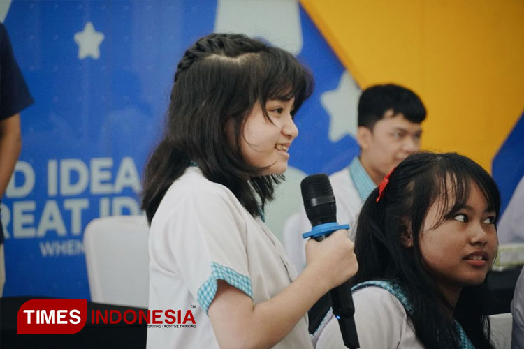 Salah satu siswa SMP Gracia Malang menyampaikan pertanyaan kepada narasumber. (FOTO: AJP TIMES Indonesia)