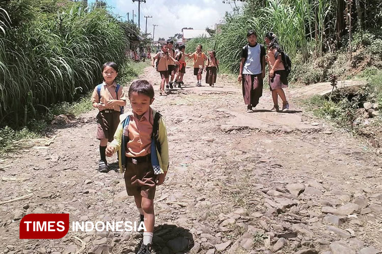 Siswa SD di Kecamatan Sumber, Kabupaten Probolinggo pulang sekolah berjalan kaki (FOTO: Iqbal/TIMES Indonesia)