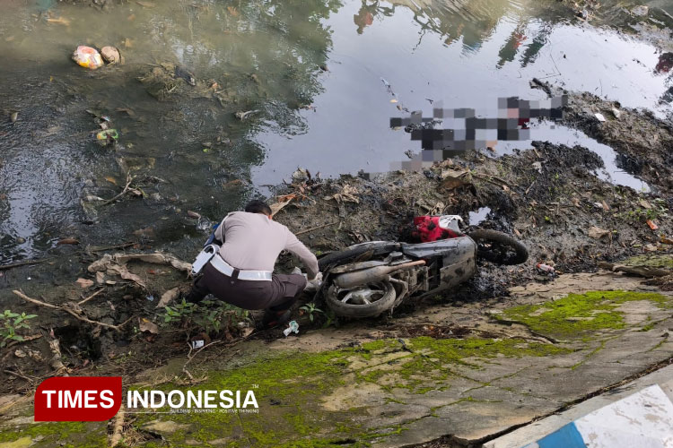 Motor Nyungsep ke Sungai Depan SPBU Ploso Pacitan, Pengemudi Meninggal di TKP