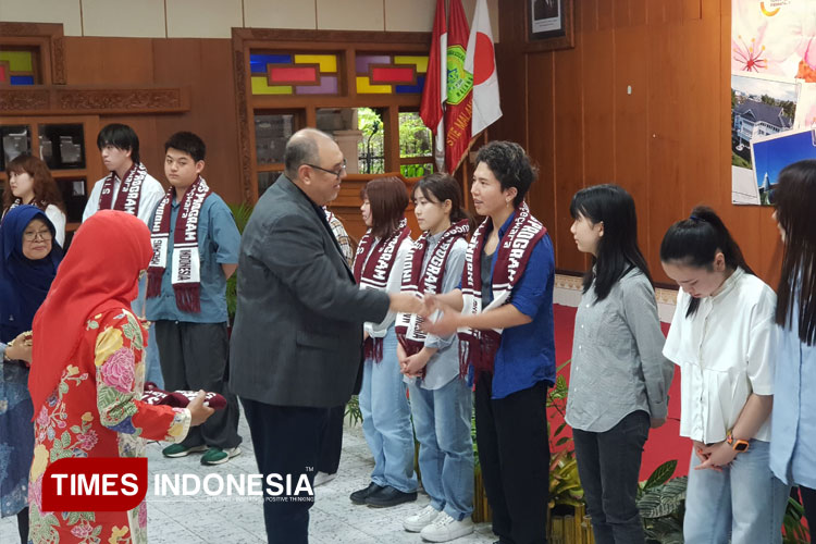 Ketua STIE Malangkucecwara Drs. Bunyamin, MM. PhD saat menyambut kedatangan mahasiswa dari Kanda University of International Studies, Jepang di STIE Malangkucecwara. (FOTO: Achmad Fikyansyah/TIMES Indonesia)