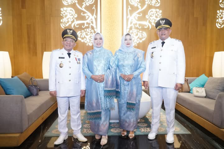 Bupati dan Wakil Bupati Lombok Utara, Dr. H. Najmul Akhyar, SH.,MH, dan Kusmalahadi Syamsuri, ST.,MT bersama istri seusai dilantik Presiden Republik Indonesia, Prabowo Subianto di Istana Kepresidenan, Jakarta. (Foto : Achend untuk TIMES INDONESIA)