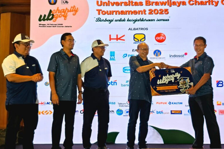 Sekjen IKA UB disaksikan oleh Rektor UB, Ketum IKA, UB, dan sekretaris UB saat menyerahkan bantuan untuk Dana Abadi UB dari kegiatan Charity Golf Tournamen 2025. (Istimewa)
