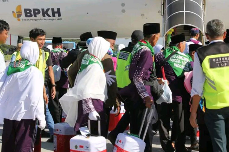 Ilustrasi - Para jamaah haji 2024 asal NTB saat berangkat melalui Bandara Internasional Lombok, Nusa Tenggara Barat. (Foto: ANTARA/HO-Humas Kemenag NTB)