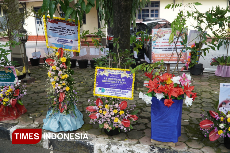 Karangan-bunga-yang-berupa-Bibit-Pohon-berjajar-di-Pendopo-Lokananta-bb.jpg