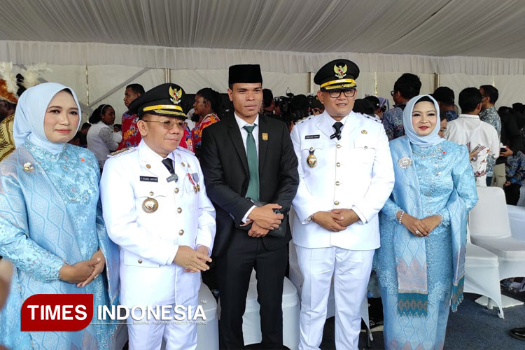 Ketua DPRD KLU, Agus Jasmani bersama Bupati dan Wakil Bupati Lombok Utara, Najmul Akhyar dan Kusmalahadi beserta istri seusai dilantik di Istana Kepresidenan Jakarta. (Foto : Dok. Pribadi untuk TIMES Indonesia)
