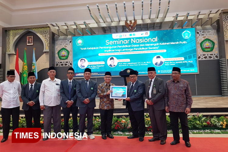 Wamen Dikdasmen Prof Atip Latipulhayat saat menerima cindera mata dari Rektor Unisma Prof Junaidi seusai mengisi acara seminar nasional di Unisma. (FOTO: Achmad Fikyansyah/TIMES Indonesia)