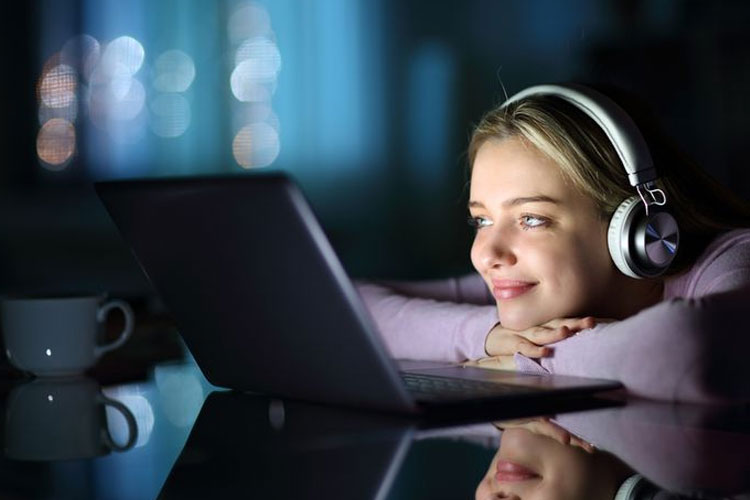 Ilustrasi: Menonton film melalui layanan streaming. (Foto: AntonioGuillem/iStock)