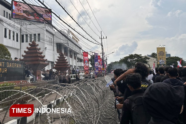 Aksi-demo-Arek-Gerak-dan-Aliansi-Masyarakat-Sipil-Surabaya-b.jpg