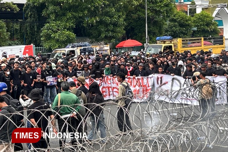 Aksi Indonesia Gelap Jilid II Surabaya, Yordan Batara Goa dan Fuad Bernardi Temui Pendemo